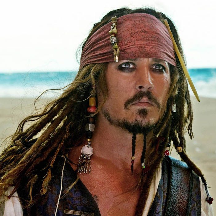Jack Sparrow z Piráti z Karibiku, Johny Depp s dvoma braidovými opletkami, Karibské more