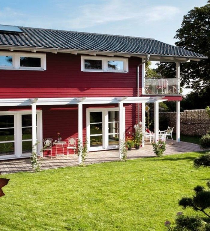 flervåningshus av trä-house-with-veranda-and-färska rasenfläche