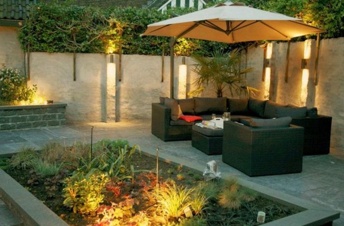 Puristá záhrada - dobre osvetlená záhrada s množstvom zelených rastlín a elegantným záhradným nábytkom