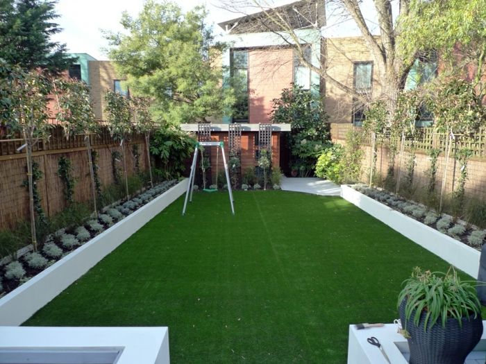 dva symetrické rady rastlín na plot, zelený trávnik - moderný predný dvor