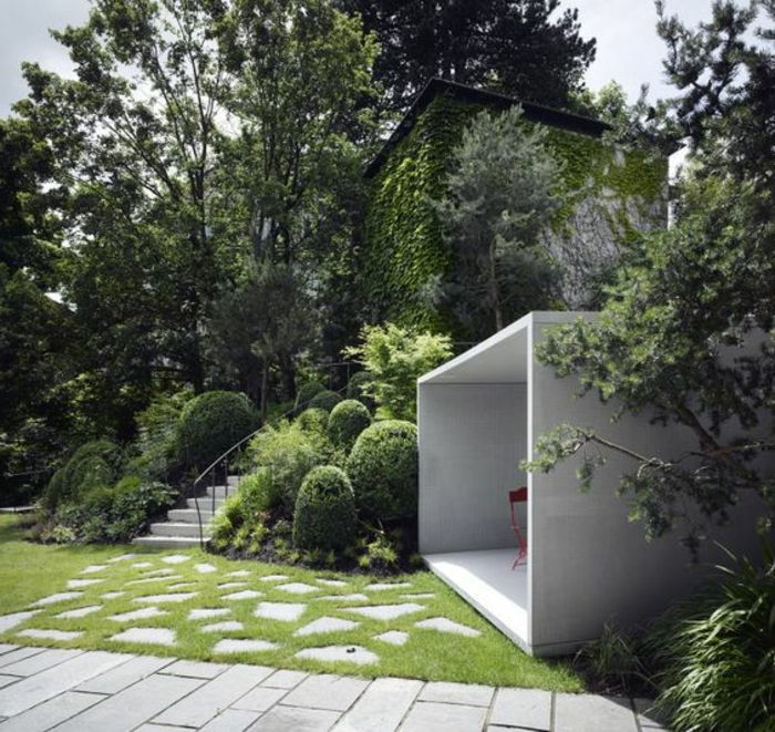 geometrisk hage, grønt gress, en vertikal hage - moderne gårdsplass