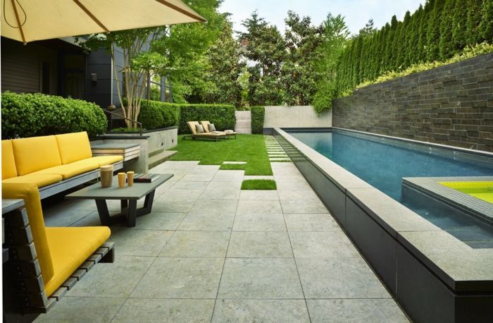 zelená trávnik ležadlá žltá záhradný nábytok bazén puristický záhrada