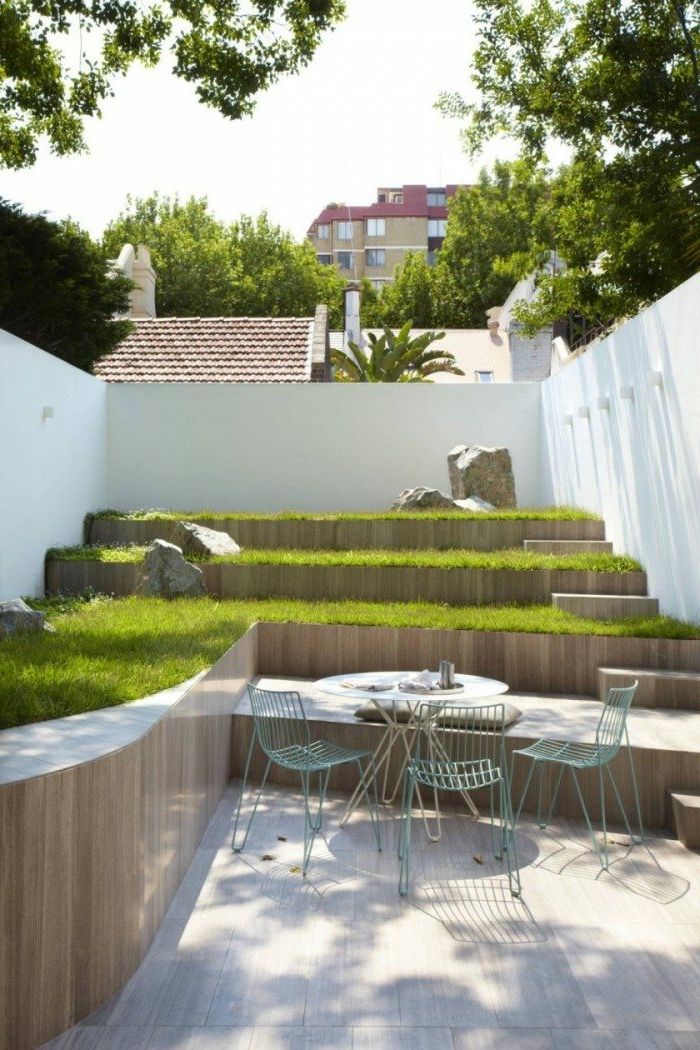 trávnatá záhrada, jednoduchý záhradný nábytok - príklady terénnych úprav