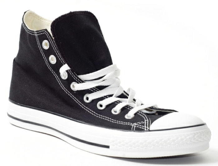 Sapatos unisex dos anos 80 - tênis preto com sola branca e cadarço branco