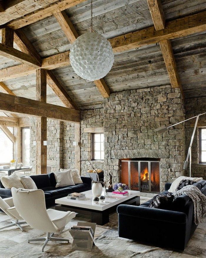 modern mobilya, rustik iç taş duvarlar Şömine odun çatı