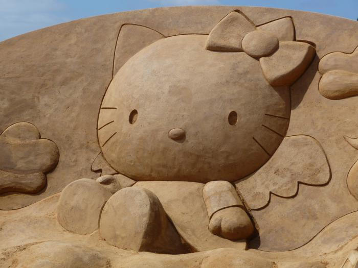 Scultura moderna dalla sabbia Ciao Kitty