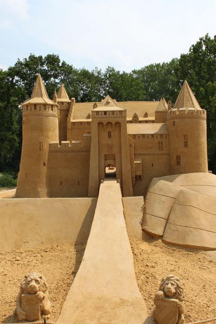 Scultura moderna dalla sabbia in miniatura di Castello