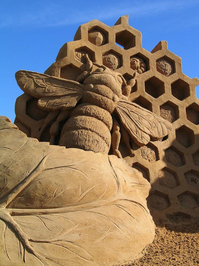 Scultura moderna dalla sabbia-grande-Bee