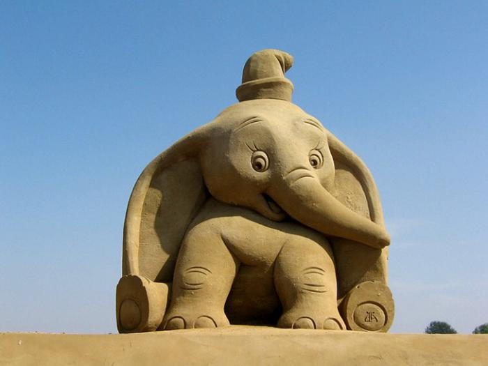 Scultura moderna da sabbia piccolo elefante