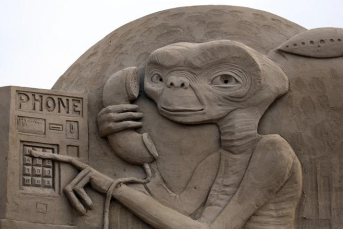 moderne sculture-di-sabbia extraterrestri esseri-da-Spielberg pellicola
