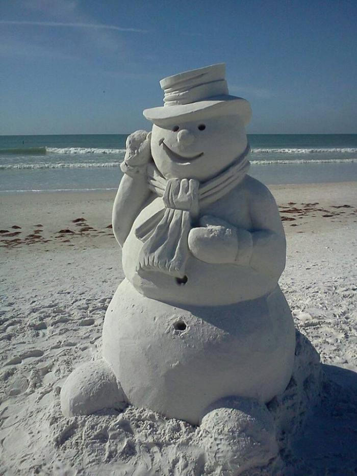 moderna-scultura di sabbia Snowman on-beach