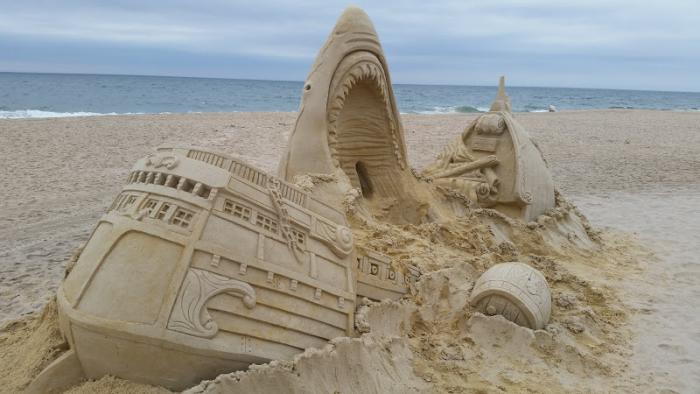 moderne sculture-di-sabbia rotto Shark nave