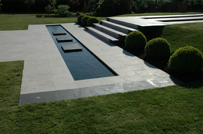 vodná hladina s troma dlaždicami v strede, príklady architektonického dizajnu trávnika v anglickom tóne