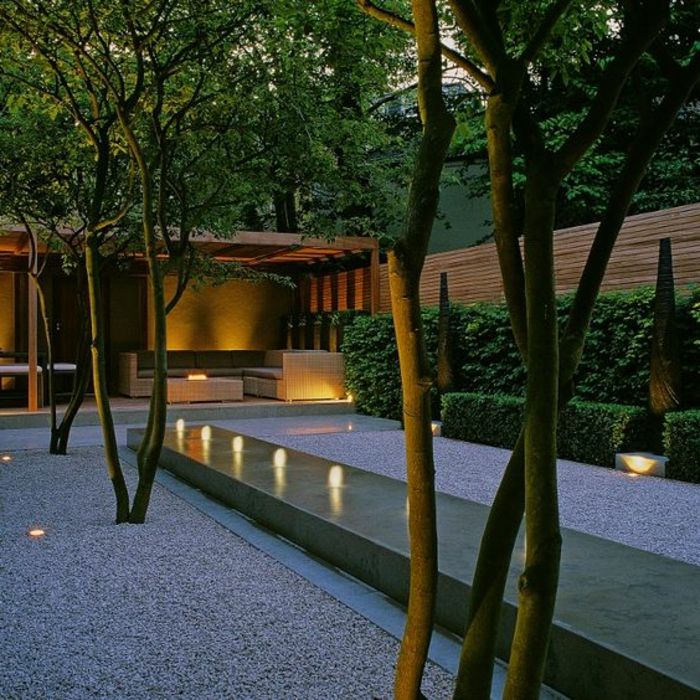 Riad upravené svetlo v záhrade pri súmraku - záhradné dizajnové príklady