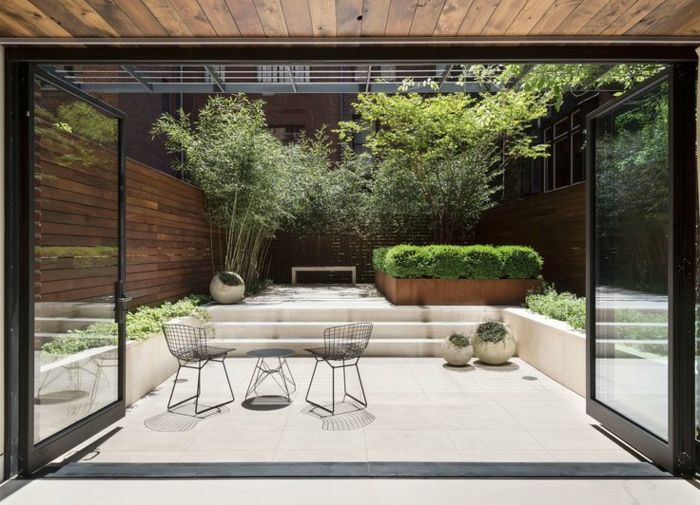 kompaktná moderná predná záhrada, ktorá obsahuje všetko - záhony a záhradný nábytok