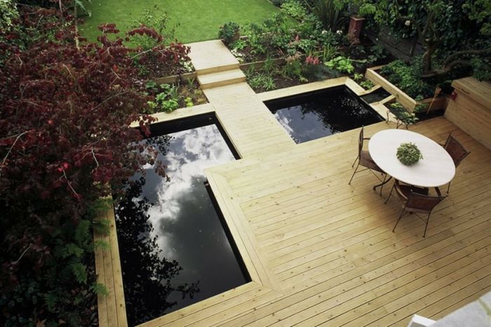 moderná záhradná záhrada vo fotografii zhora - rybník a záhradný nábytok, zelené rastliny