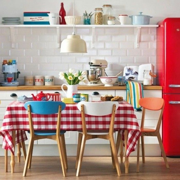 moderno-udobno-kuhinja-karirasta-prt-table dekoracijo ideje-v-rdeča