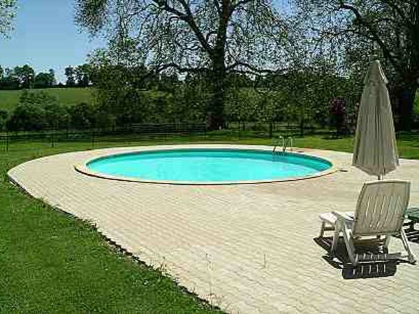 moderný dizajn-bazén-obklopený prírodou