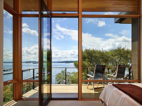 Moderni medinė terasa su vaizdu į jūrą