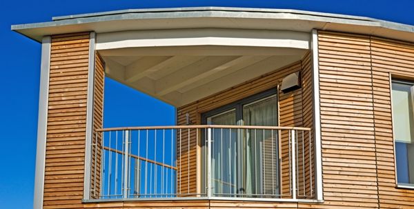 Modernus medinės terasos kūrybinis dizainas - fono indas mėlynas