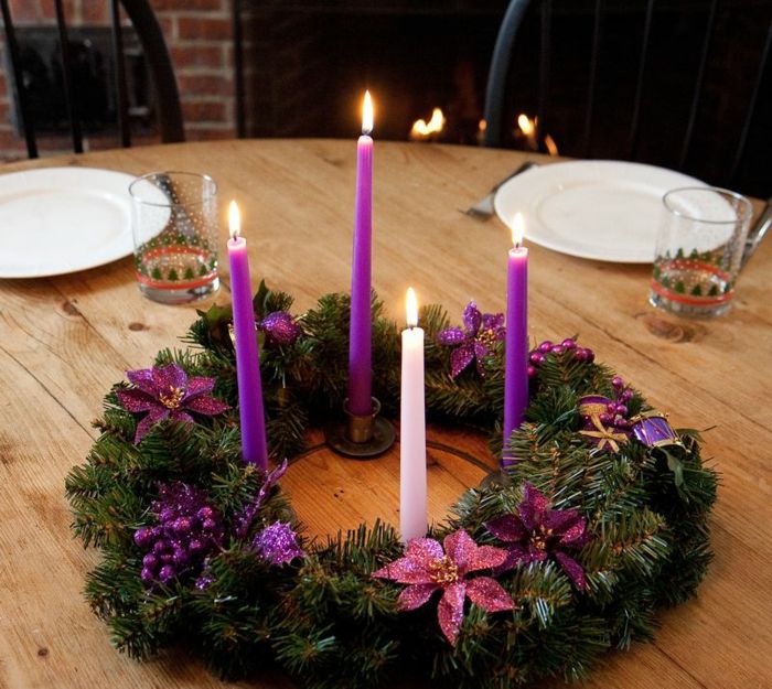 moderný adventskranz-nádherné-fialové sviečky