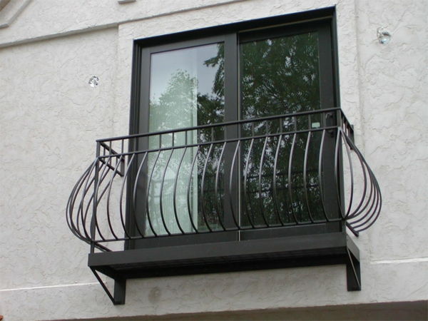 Moderné zábradlia-by-one-balkónom-z-ocele