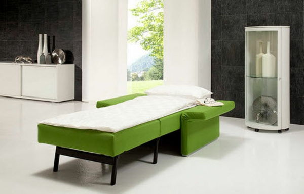 modern-armchairs-design-in-green-white-cortinas atrás