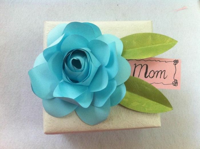 rosa azul com folhas verdes com inscrição mãe - idéias de presente de dia das mães