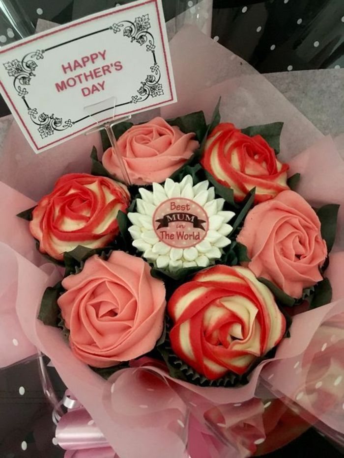 Preparando doces para a mãe com rosas fondant como uma decoração - idéias do presente para o dia das mães