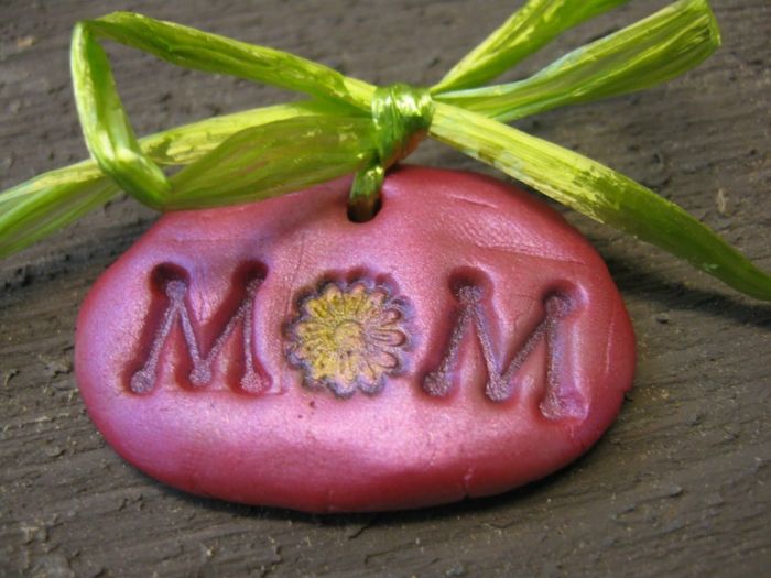 Mãe, ligado, experiência cor-de-rosa, escrito, com, flor, para, letra, e, verde, fita