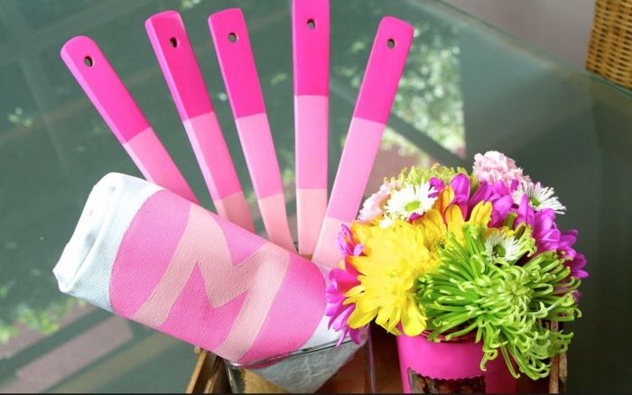 idéias do presente rosa para o Dia das Mães - todas as coisas úteis na mesa de vidro