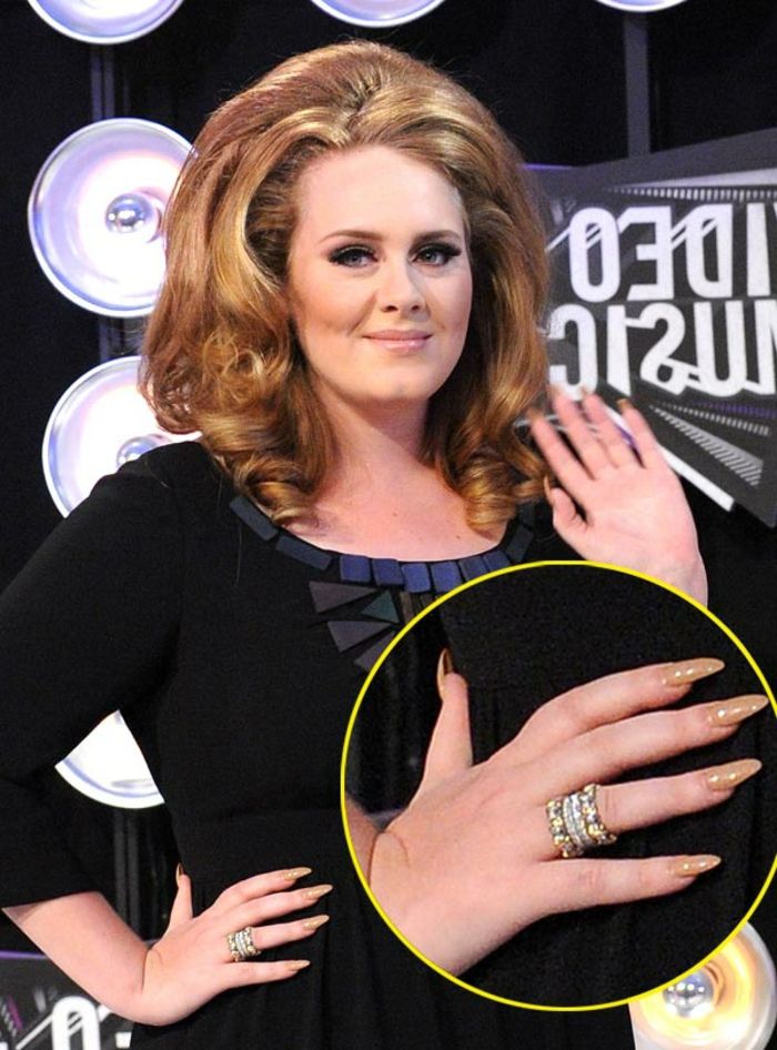 spets naglar av adele vacker design subtil och elegant i beige stor ring lång naglar vacker hand