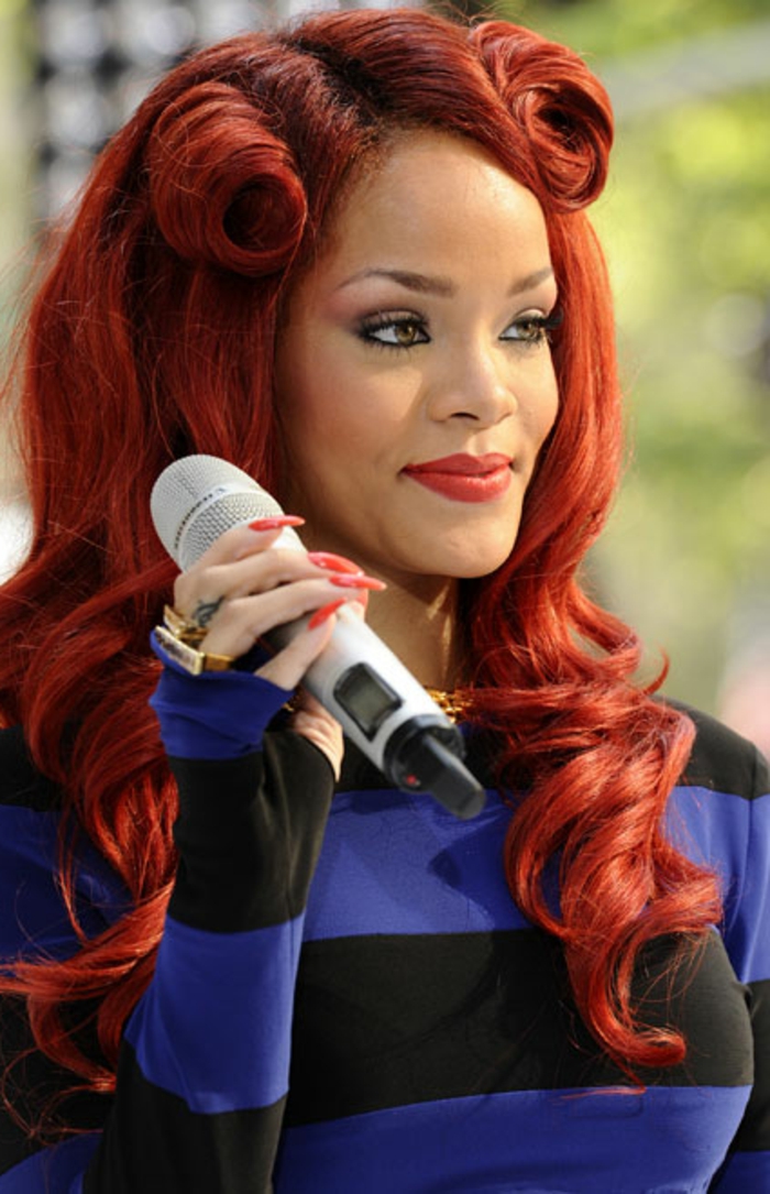 Rihanna raudona plaukai raudona šukuosenos ilgi garbanoti plaukai ilgai nėriniai nagai raudona spalva dainininkė