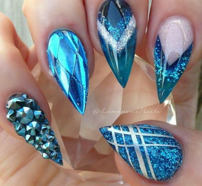 dekorera naglar själv dekorera idéer i blåblå färger och silverelement att dekorera