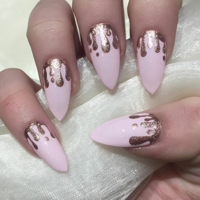 spets naglar design idé rosa nagellack med gyllene droppar dekorationer vackra manikyr rabatter