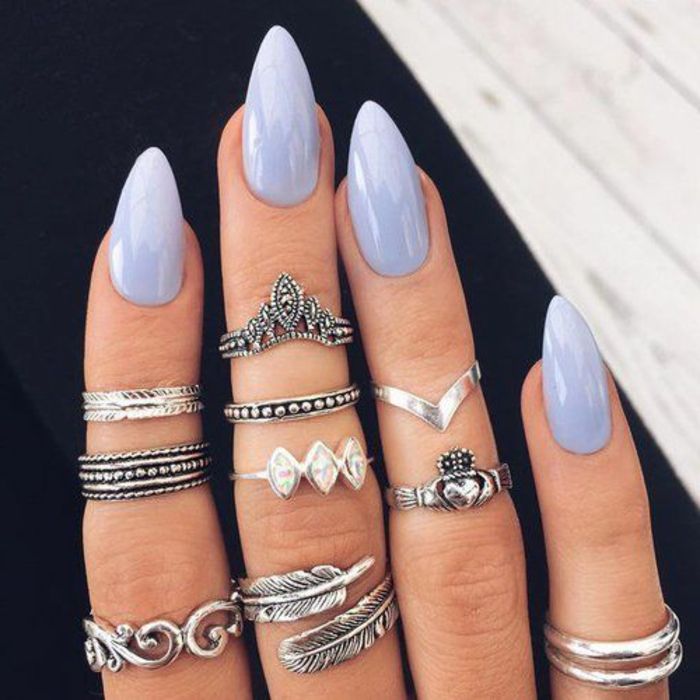 skarpa naglar i en subtil och elegant design och vacker lila färg kombinerat med många ringar