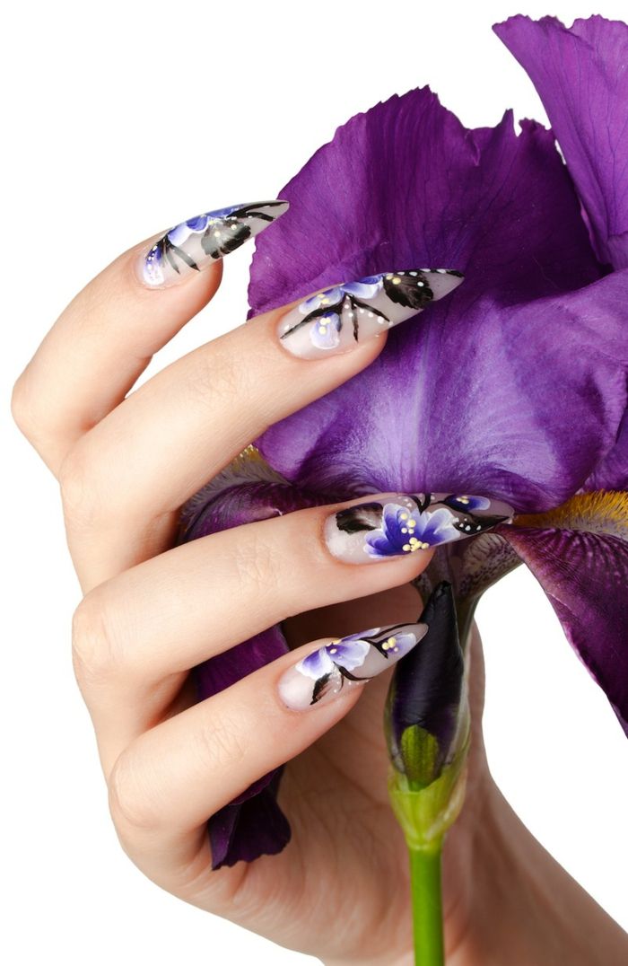 nagai pažymėti dizaino idėjos violetinės gėlės baltas gėlių nėrinių nagų nagų dizainas su dažytomis gėlėmis
