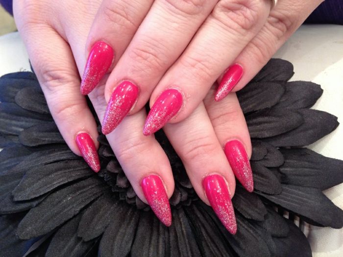 spets fingernaglar rosa röd spetsiga naglar nagellack design med glitter och svarta blomma dekorationer