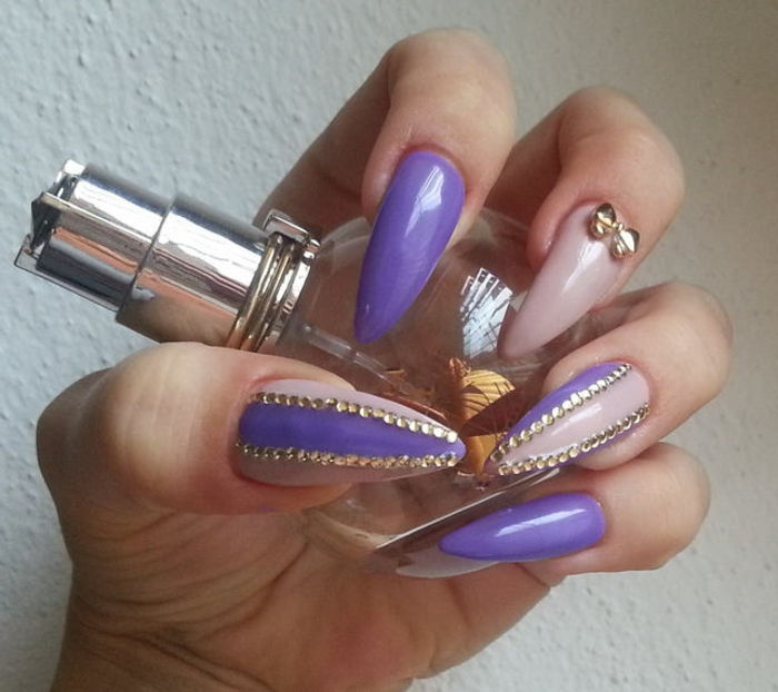nėrinių nagų dizaino idėjos violetinės ir smėlio spalvos kartu su aukso akmenimis kvepalų buteliuko lazdele