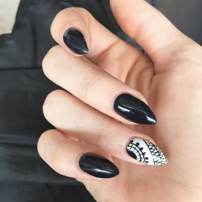 Art naglar pekade idéer svart naglar och en vit nagel med svarta dekorationer linjer och prickar