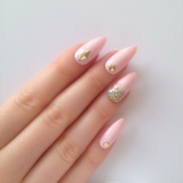 nagelspetsade designidéer ljusrosa färg nagellack med stenar och glittrande element guld dekoration för naglar