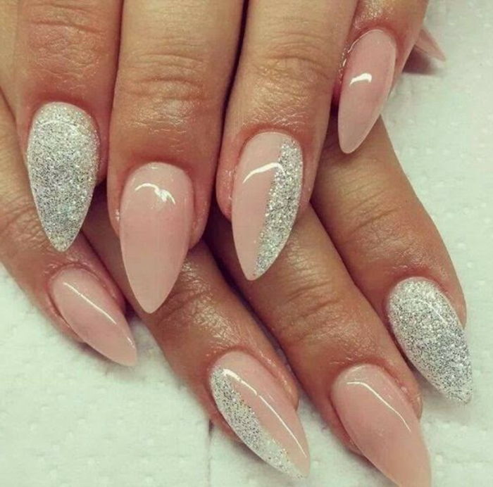 gel naglar punktig design unik subtil rosa färg kombinerad med glitter och göra vacker manikyr