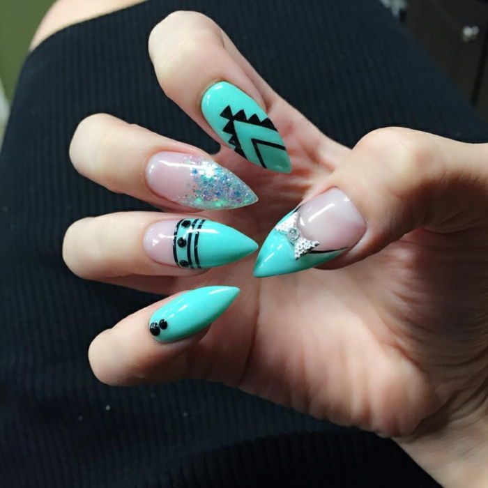 naglar pekade design idéer för att designa blå naglar med svarta dekorationer och glittrande båge