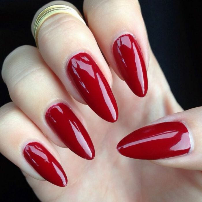 gel naglar pointy i röd färg elegant glänsande fint med gyllene ringar kombinerar bra idéer kvinnor