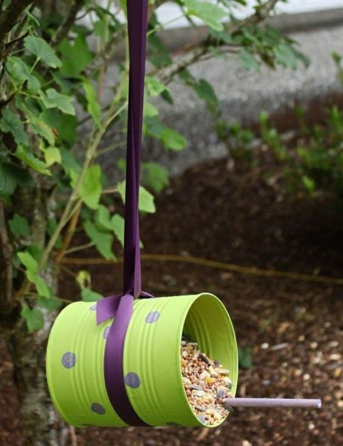 nové nápady remeslá-zeleno-konservendose-fialovo-loop-feed-bird-garden