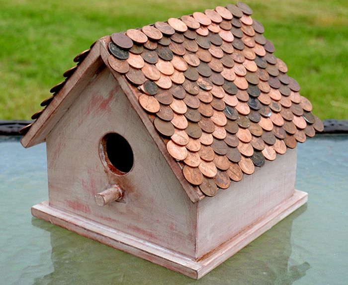 Crea tu stesso una casa degli uccelli in legno, copri il tetto con monete, progetti fai-da-te per adulti