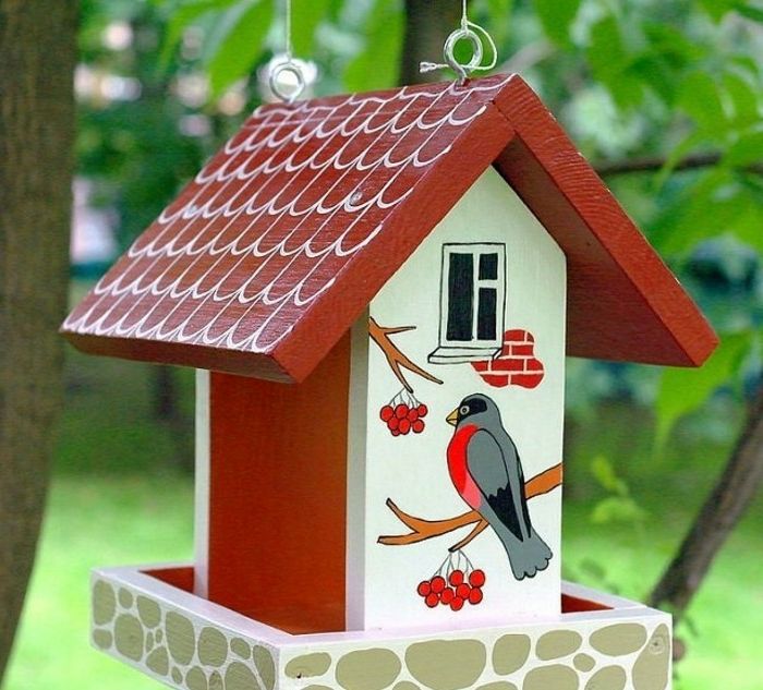 Nesten doos gemaakt van hout, ramen, dakpannen en vogels opgenomen, geweldige decoratie voor uw tuin