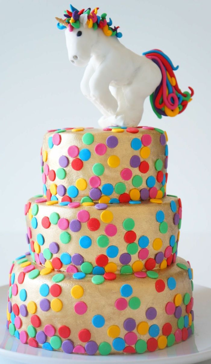 še ena barvita torta z belim unicornom