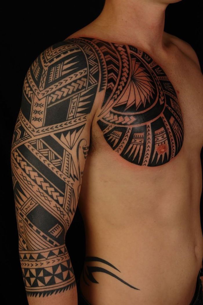 Tetovanie významu, veľké tetovanie s Samoan motívmi na paži