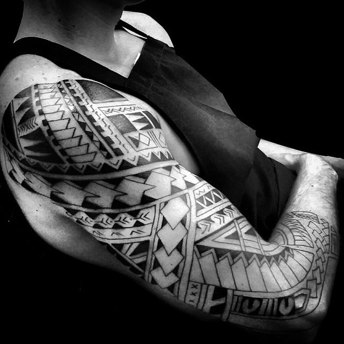 štýly tetovania, muž s tetovaním s geometrickými číslami